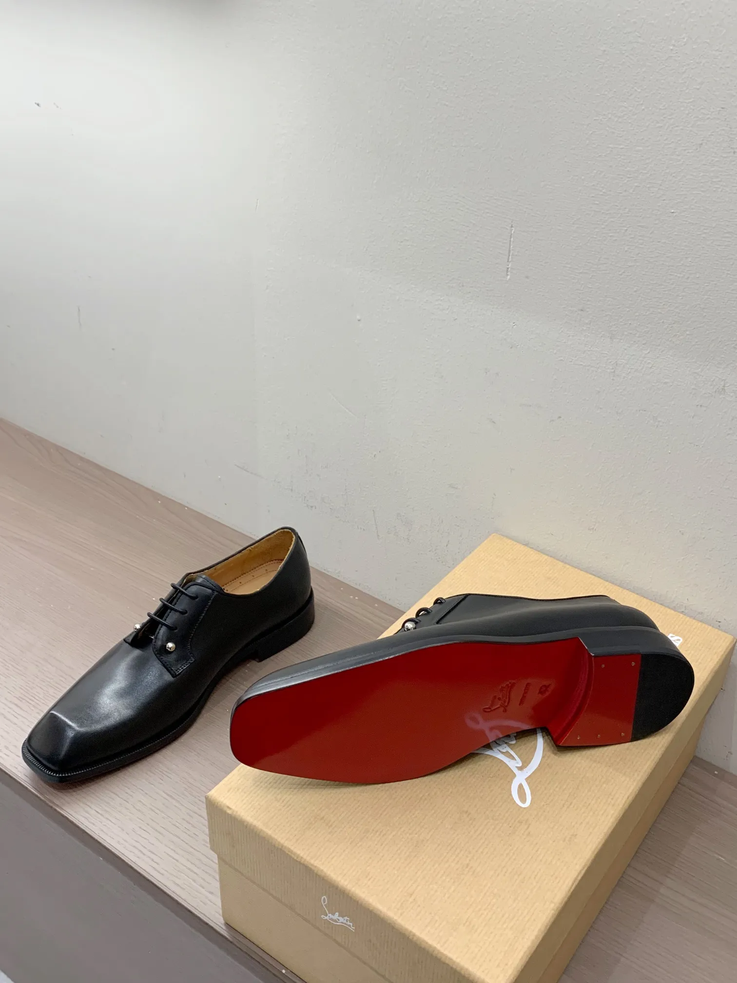 [CL red sole shoes] Top P: 1020💰 Size 39-44 (38.45.46 custom-made, non-returnable) Christian Louboutin men's classic Oxford shoes, men's business formal leather shoes💫Original molding, 1:1 replica, specially made for nobles. The unique shoe shape is unique and 100% comfortable! The whole shoe is made of imported Italian cowhide material, carefully selected, with fine pores and rich luster. Cow leather lining, soft and comfortable, sweat-absorbent and breathable. Genuine leather outsole, non-slip and wear-resistant, full of texture, elegant and luxurious overall, integrating comfort, formality and luxury! The Rolls Royce of shoes!
